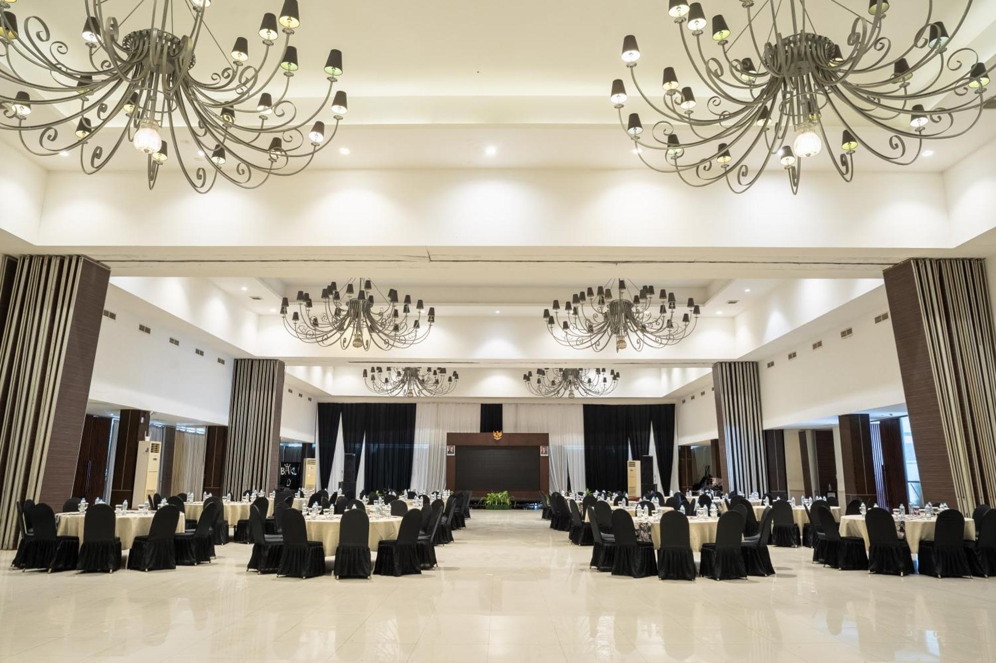 Estrella Hotel & Conference Luwuk Eksteriør billede